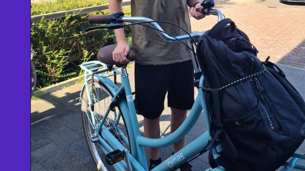 schooltas achterop fiets vastgemaakt met spanband zoals Monkey Mee