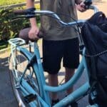 schooltas achterop fiets vastgemaakt met spanband zoals Monkey Mee