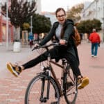 Tiener enthousiast op de fiets onderweg naar school