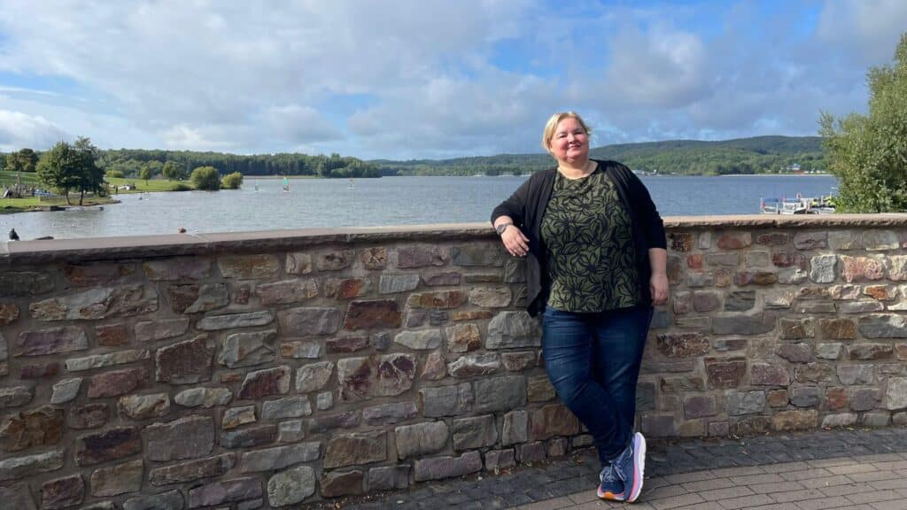 Martine, de blogger achter Supermoms.nl, bij een meer in Duitsland