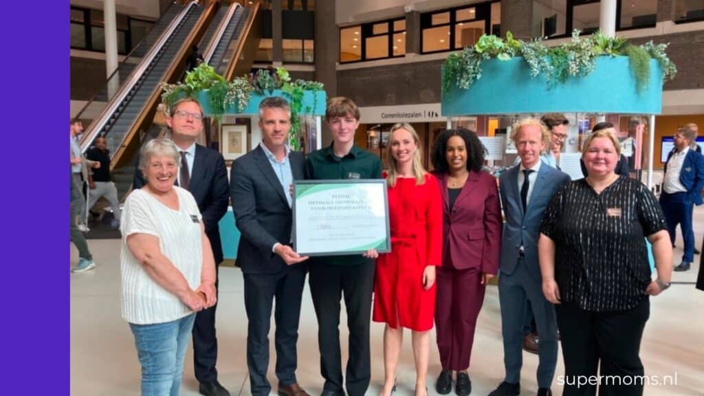 Het aanbieden van de petitie HB