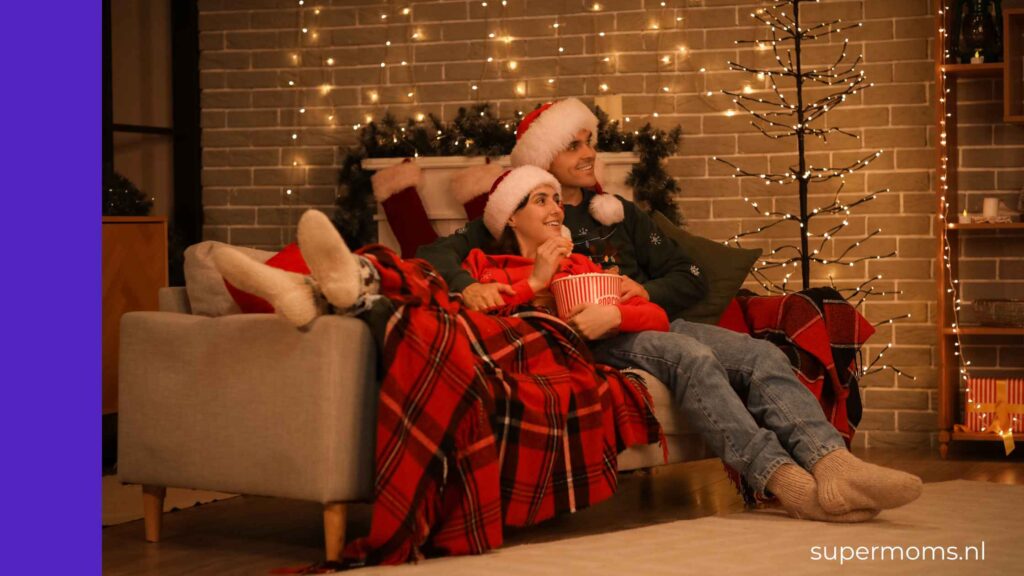 Man en vrouw kijken kerstfilm op de bank