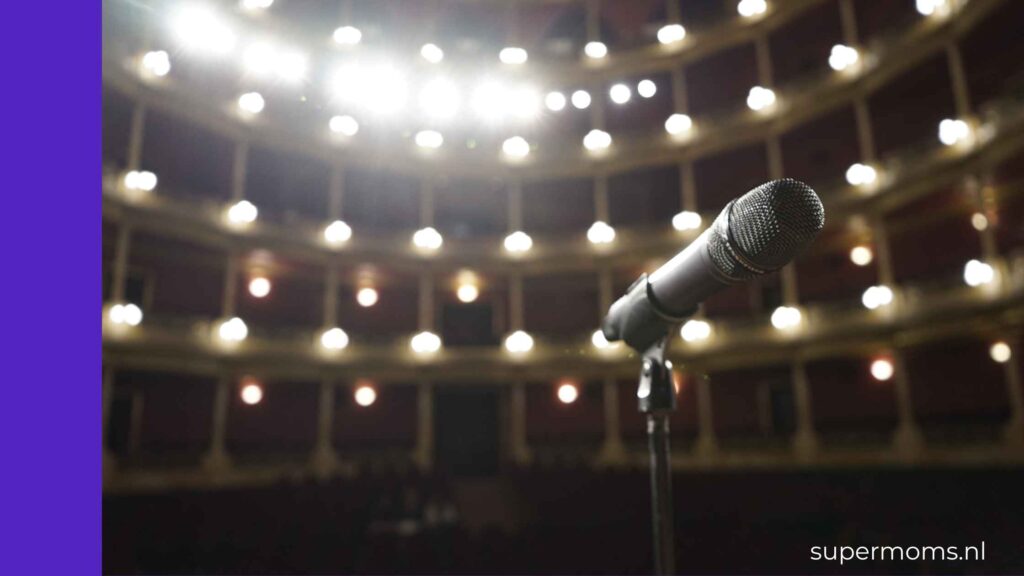 Microfoon op een podium in een theaterzaal, symbool voor de Glee reboot op Disney+