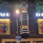Next to Normal musical posters op de gevel van het Oude Luxor theater in Rotterdam