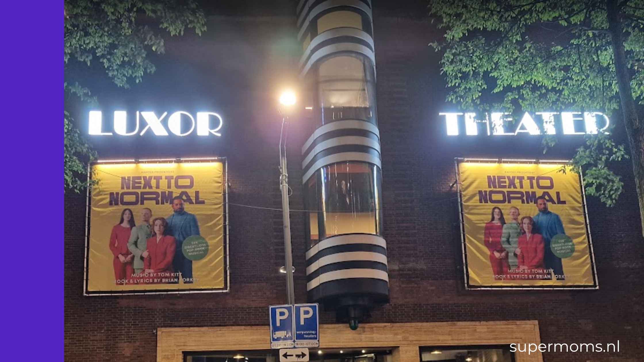 Next to Normal musical posters op de gevel van het Oude Luxor theater in Rotterdam