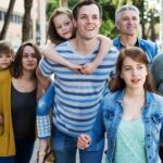 Gezin met kinderen, tieners en ouders wandelt samen op een uitje door de stad