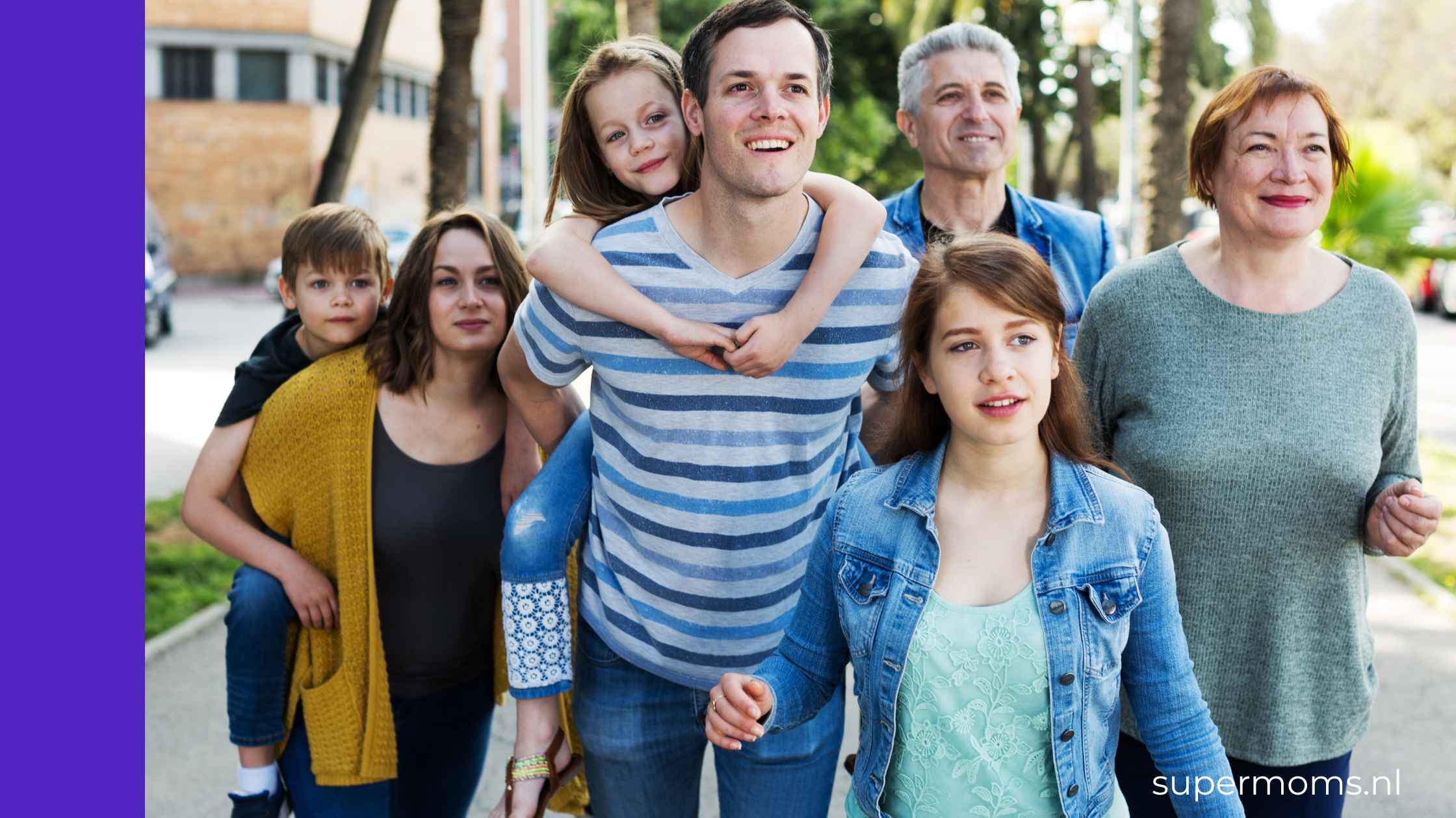Gezin met kinderen, tieners en ouders wandelt samen op een uitje door de stad